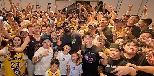 华体会体育-詹姆斯晒成都行活动图集：成都在我心中永远有特别的位置，国王爱你